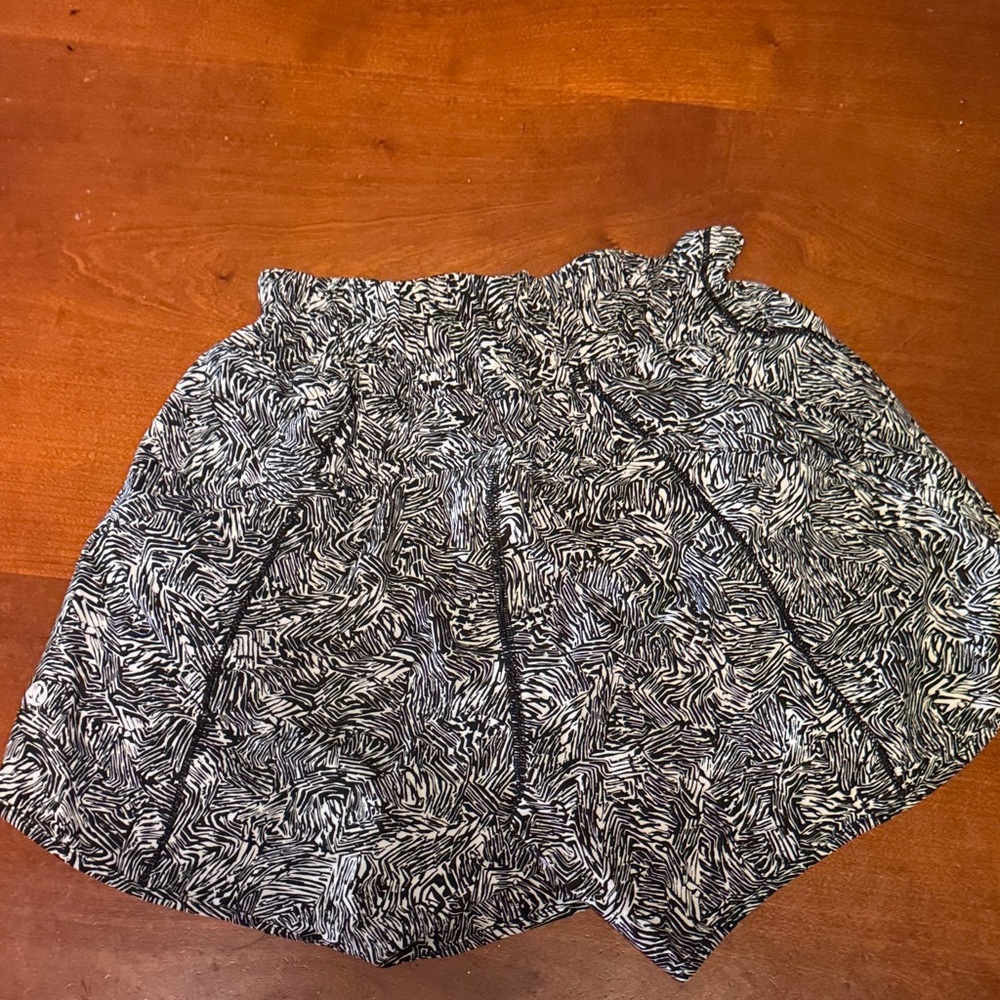 Lululemon Track That Short 5” mid rise size 6